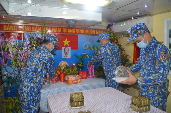 Cùng nhau trang trí ban thờ Tết trên tàu.